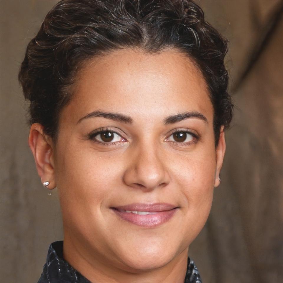 Retrato profesional de Fortunata Zaragoza, instructora de optimización móvil